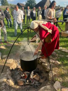 kochen von Germanensuppe beim Unternehmerabend