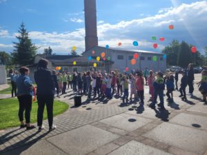 Eröffnung Spielplatz Grundschule Wiehe Ballons steigen lassen