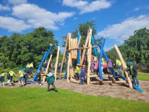 Eröffnung Spielplatz Grundschule Wiehe spielende Grundschüler