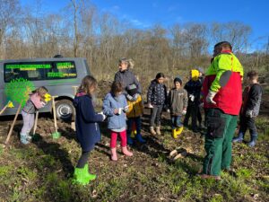 Kinder pflanzen beim Projekt von Thinka Bäuma