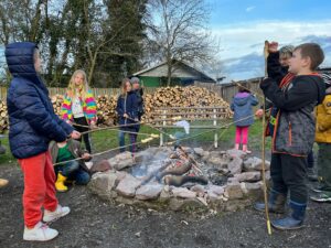 Kinder beim Ausklang mit Marshmallow-Grillen des Projektes von Thinka