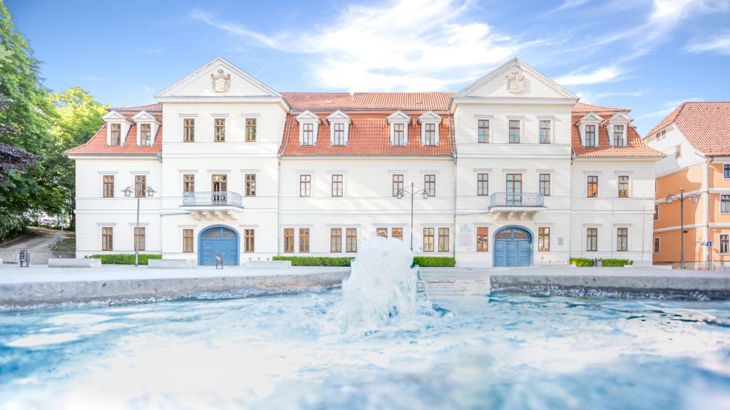 Der Springbrunnen vor dem Landratsamt Kyffhäuserkreis an einem Sommertag in Nahaufnahme