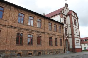 Förderzentrum Artern. Historisches, braunes Gebäude mit weißem Anschlussgebäude.