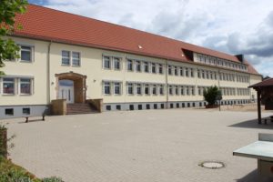 Grundschule Bottendorf. Langes, großes, gelbes Gebäude.