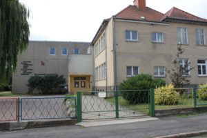 Grundschule Hohenebra. Älteres, graues Schulgebäude.