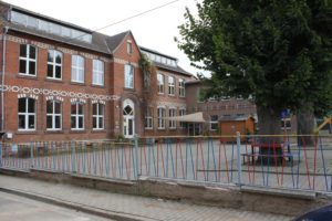 Grundschule Rottleben. Historisches braunes Gebäude, großer Baum auf der rechten Seite des Schulhofes.