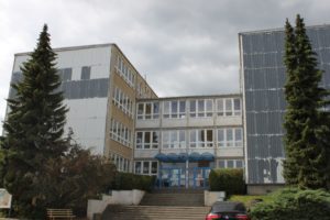 Grundschule Wiehe. Großes, älteres Gebäude in U-Form.