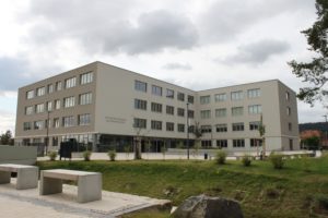 Gebäude Gymnasium Kyffhäuserkreis. Modernes, graues Gebäude.