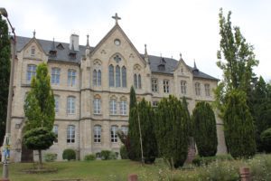 Gymnasium Sondershausen. Großes, historisches Gebäude in Sandsteinfarbe.