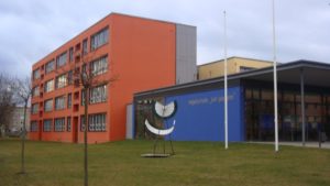 Realschule Bad Frankenhausen. Orangenes großes Gebäude mit kleinerem blauen Anbau.