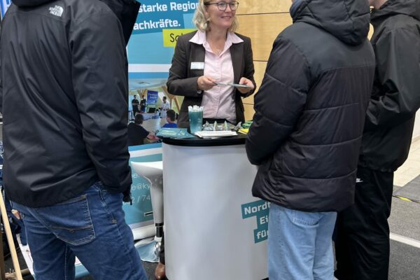 Regionalmanagerin Frau Linke mit 3 Interessenten am Stand des Regionalmanagements Nordthüringen bei den BerufsInfotagen 2023